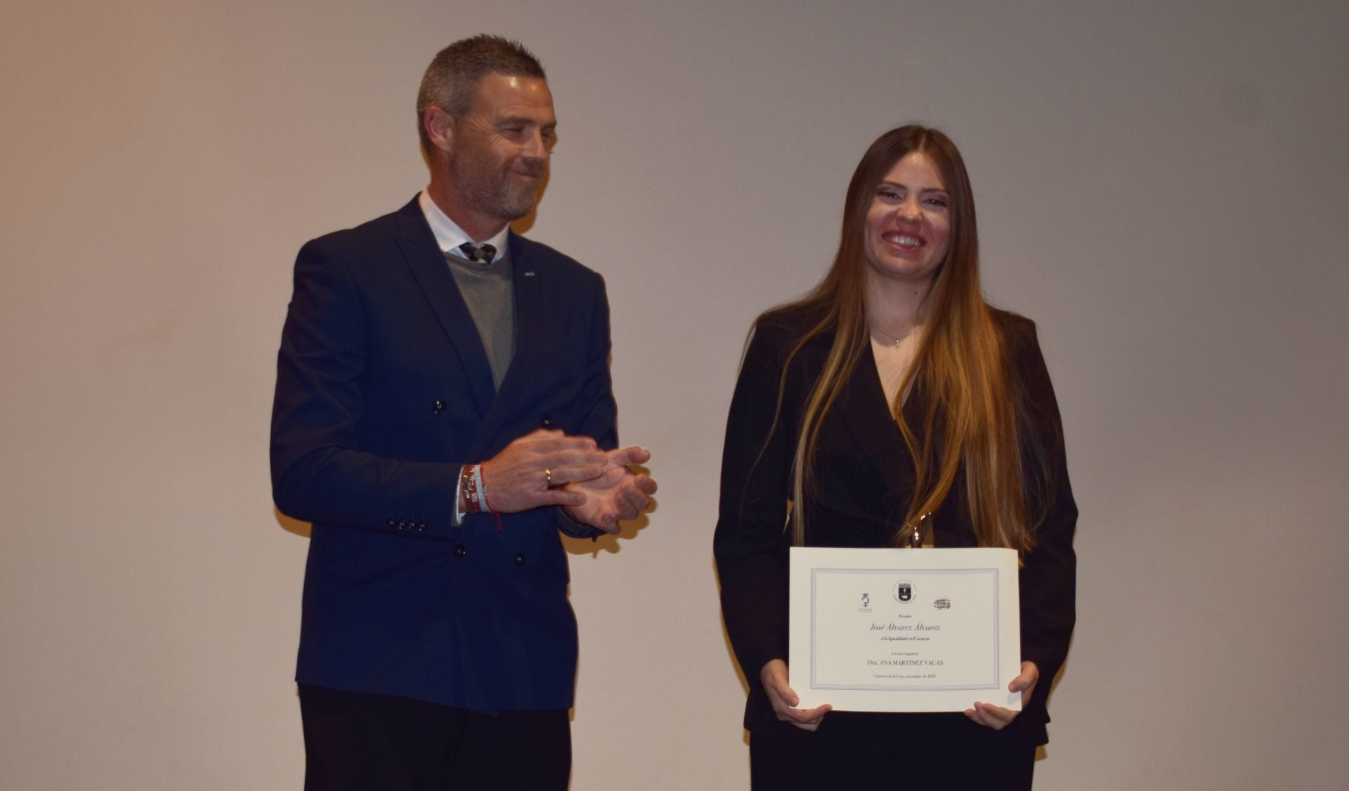 El alcalde, José Francisco García, entrega el premio a Ana Martínez Vacas