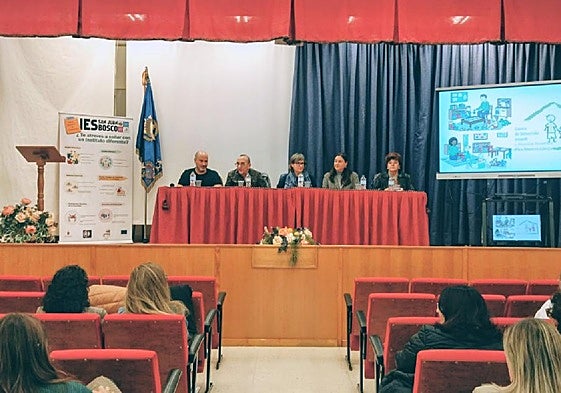 Autoridades y docentes en la presentación del proyecto Sigma, ayer, en el instituto San Juan Bosco.