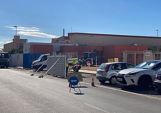 Los obreros trabajando junto al consultorio del polígono.