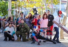 Un grupo de 'cosplayers', en la inauguración del Murcia se remanga.