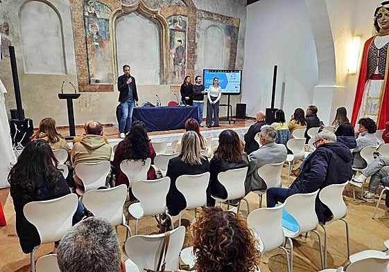 La primera sesión del curso se celebró en la ermita de San Sebastián.
