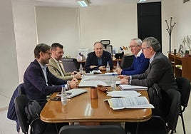 Reunión de ediles del Ayuntamiento con responsables de la Conselleria de Educación.
