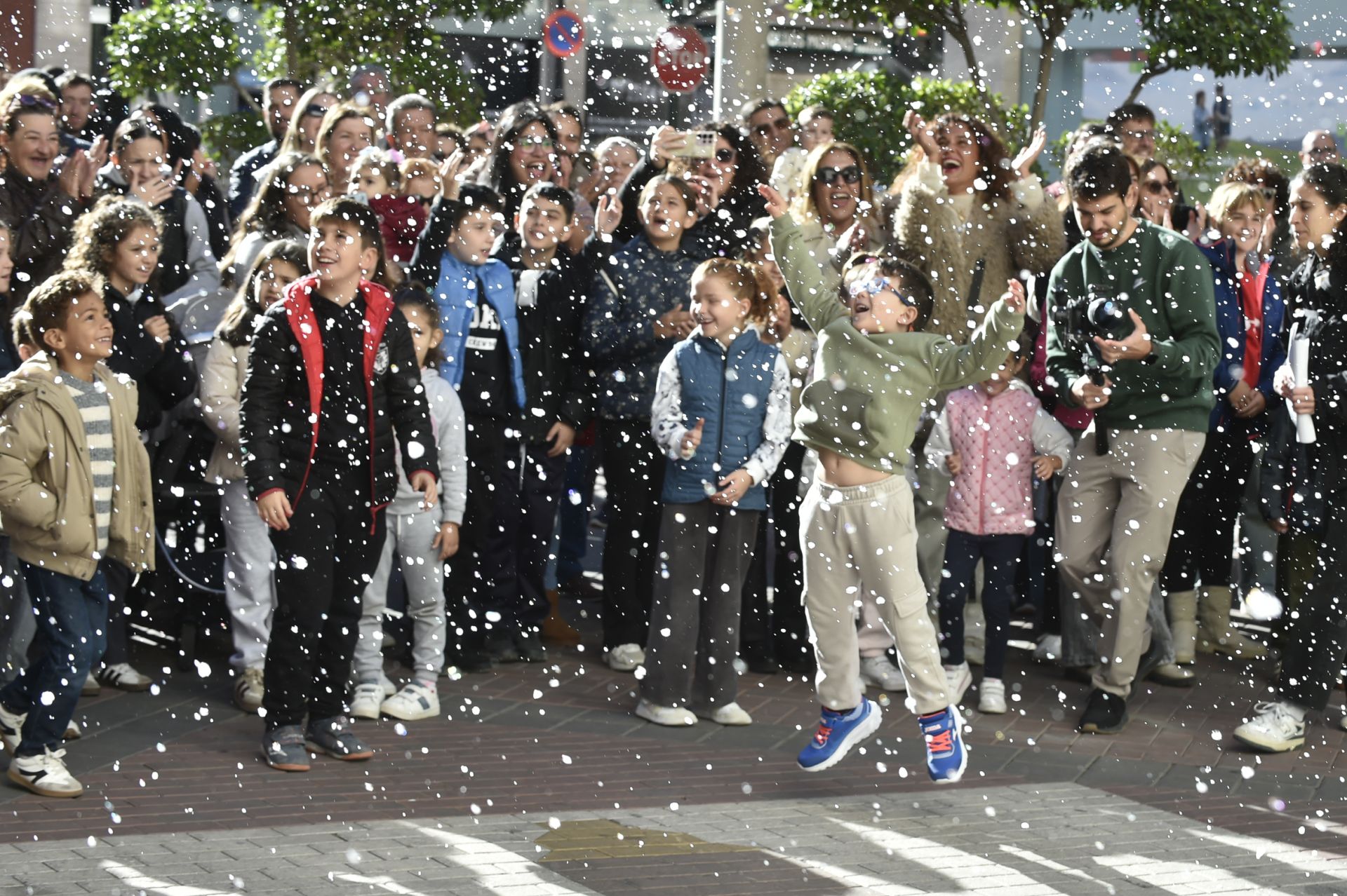 La nevada artificial en Murcia para cumplir el deseo de un niño de 7 años, en imágenes