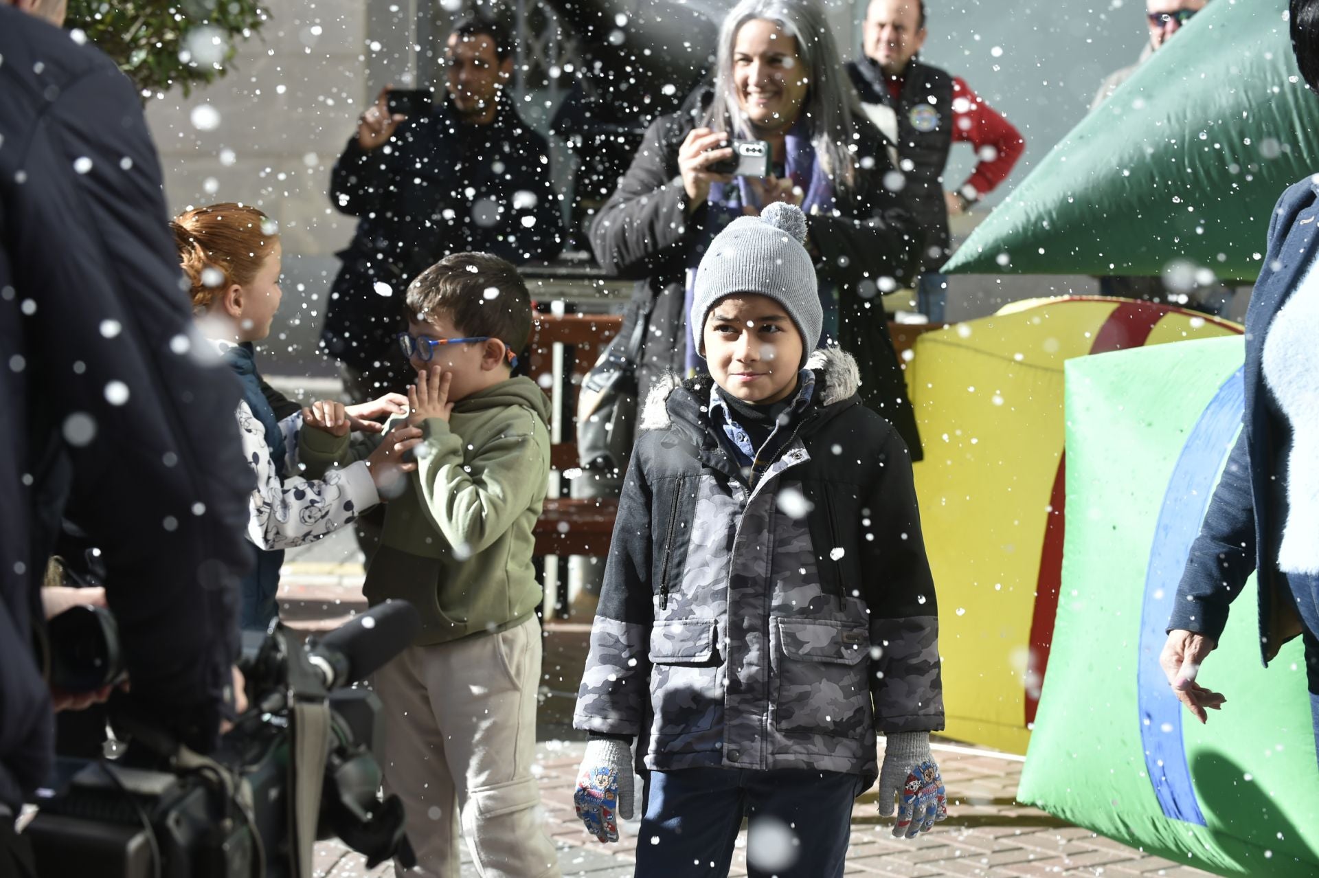La nevada artificial en Murcia para cumplir el deseo de un niño de 7 años, en imágenes