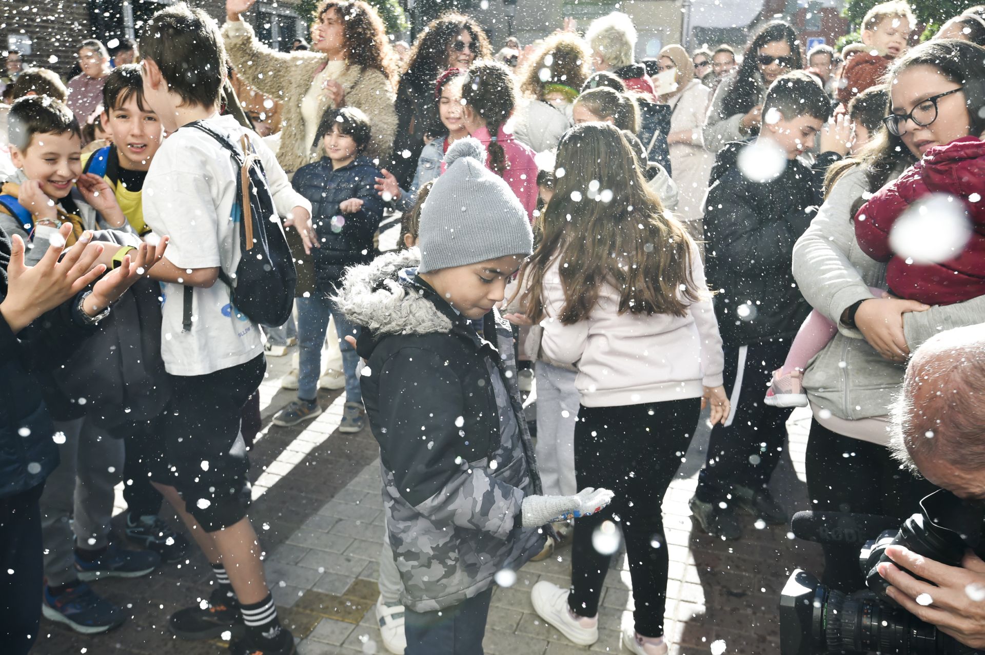 La nevada artificial en Murcia para cumplir el deseo de un niño de 7 años, en imágenes