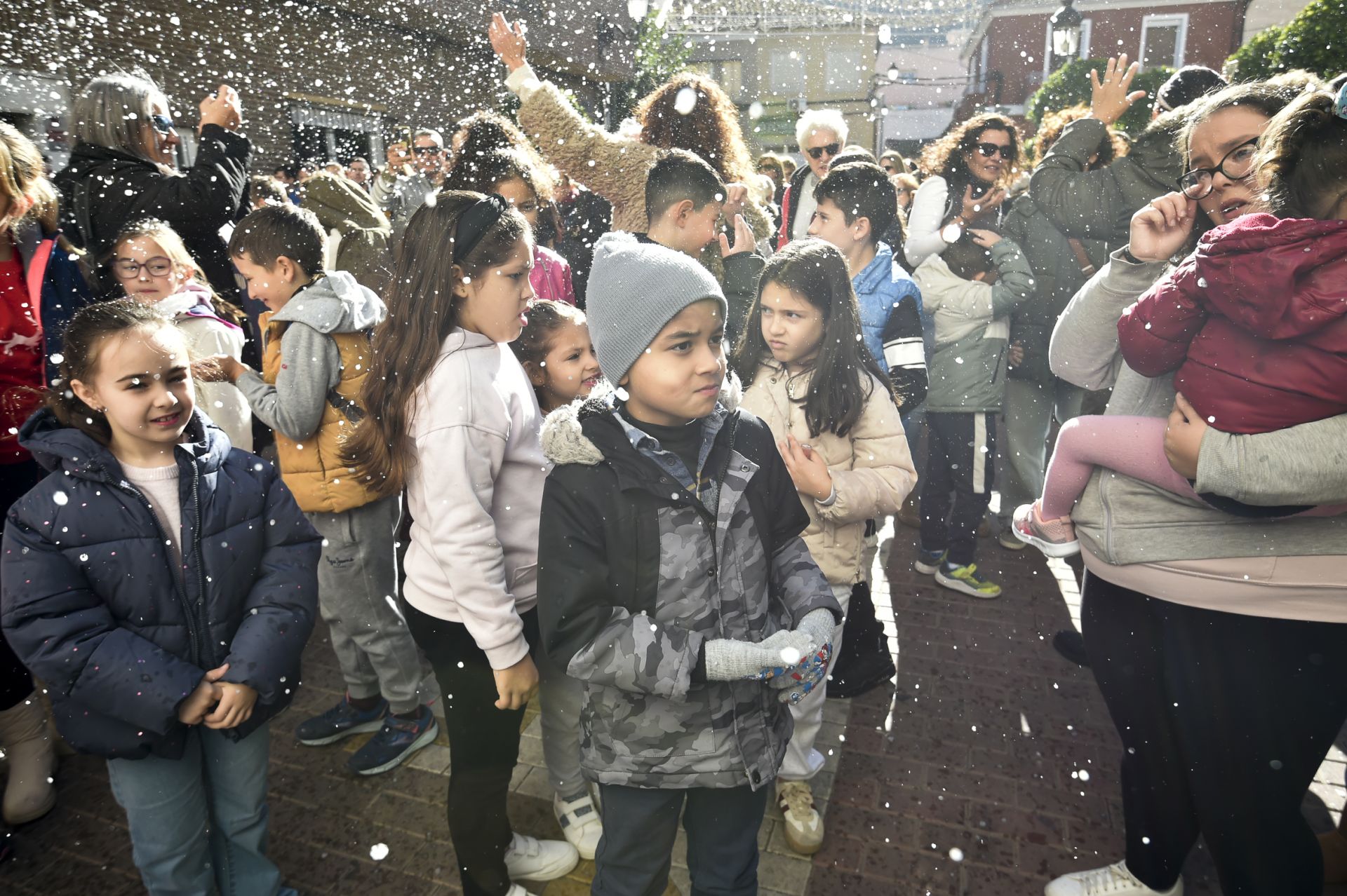 La nevada artificial en Murcia para cumplir el deseo de un niño de 7 años, en imágenes