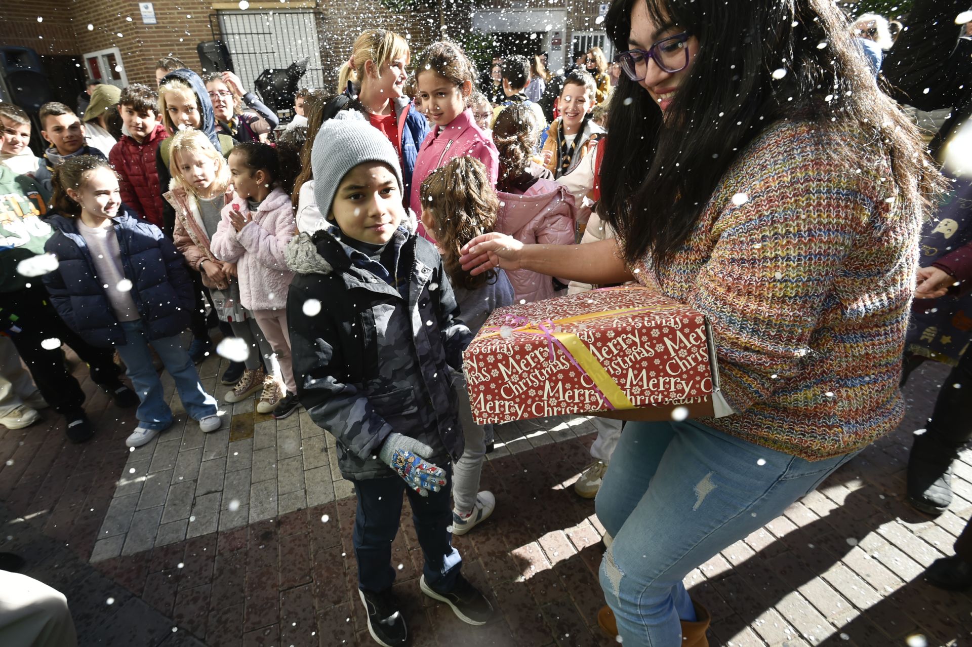 La nevada artificial en Murcia para cumplir el deseo de un niño de 7 años, en imágenes