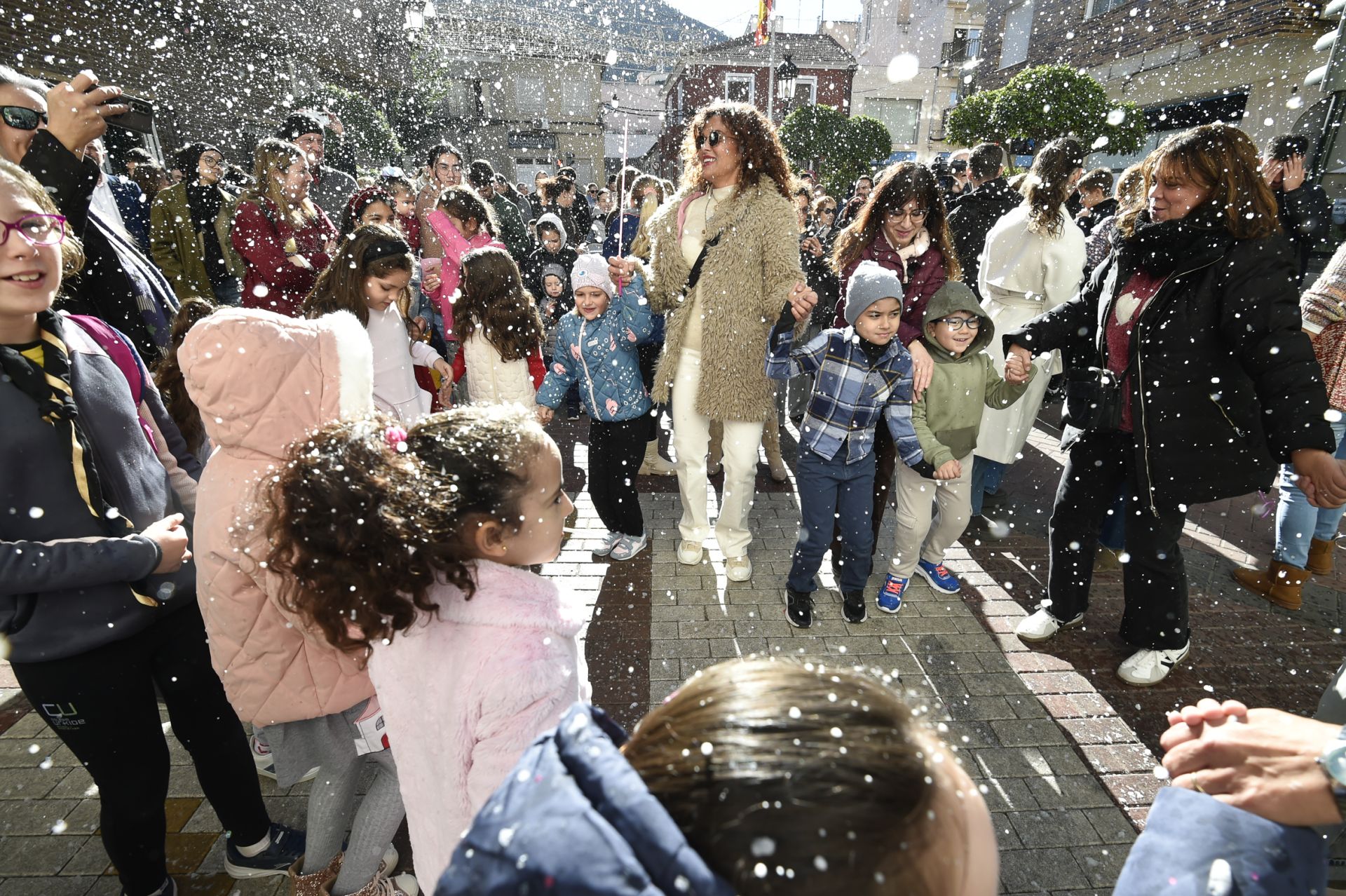 La nevada artificial en Murcia para cumplir el deseo de un niño de 7 años, en imágenes