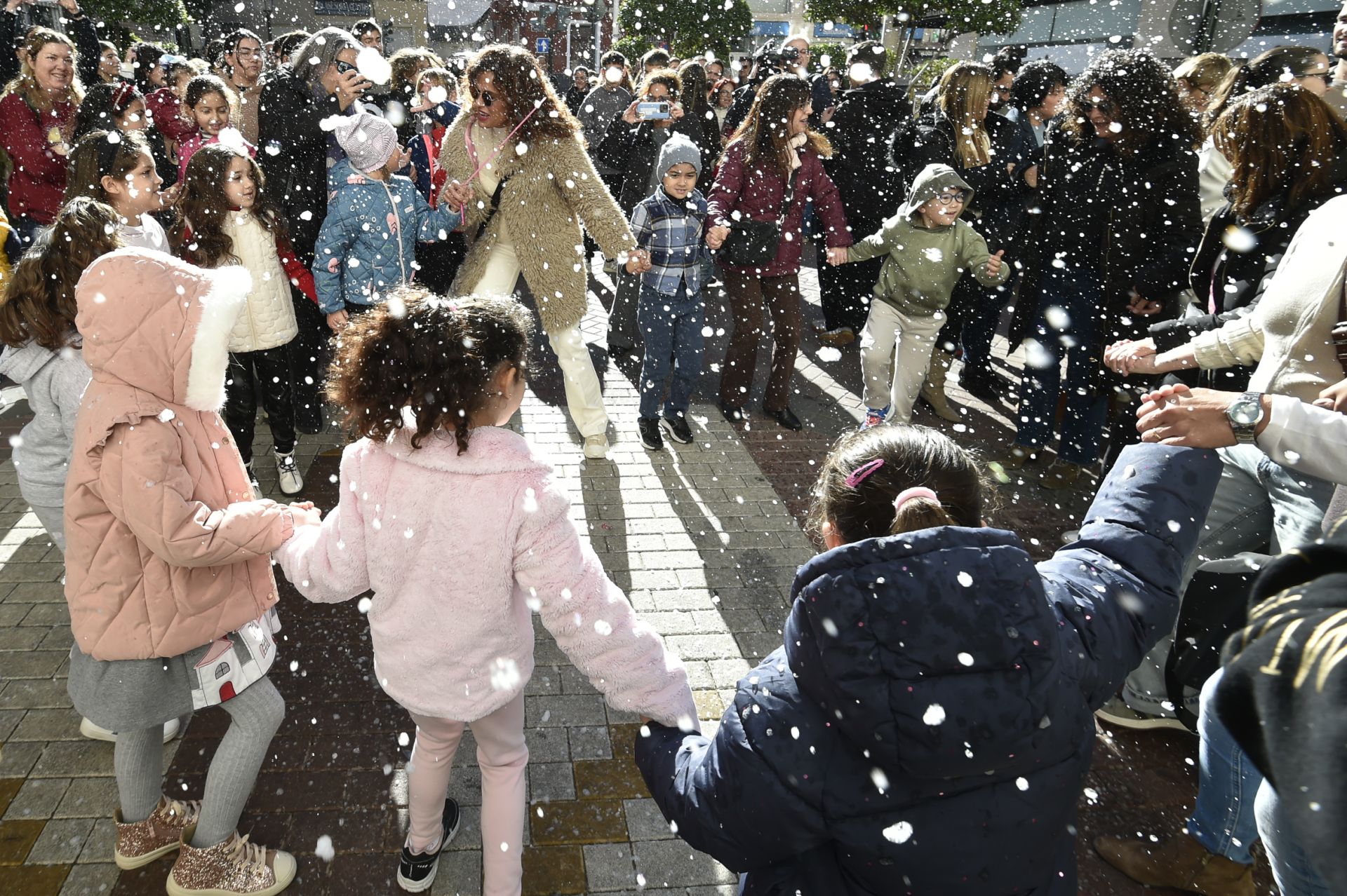 La nevada artificial en Murcia para cumplir el deseo de un niño de 7 años, en imágenes