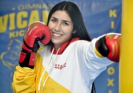 A por el Mundial. La bicampeona de EspañaVanessa Sánchez golpea un saco durante unentrenamiento, esta semana.j. carrión / Agm