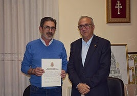 Rosendo Sánchez recibe el nombramiento de manos de Jesús López Baquero, hermano mayor de la Cofradía de la Vera Cruz.