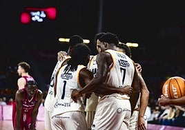 Los jugadores del UCAM este sábado durante el partido en Lleida.