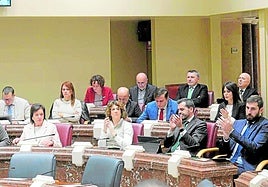 Bancada donde están los diputados de PSOE, Vox y Podemos-IU, durante el Pleno dle pasado miércoles en la Asamblea Regional.