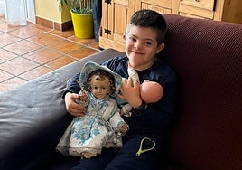 Hugo, con una imagen del Niño Jesús de Abarán.