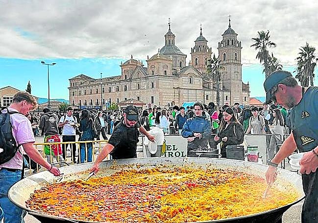 Se sirvieron 1.800 raciones de la UCAM Paella