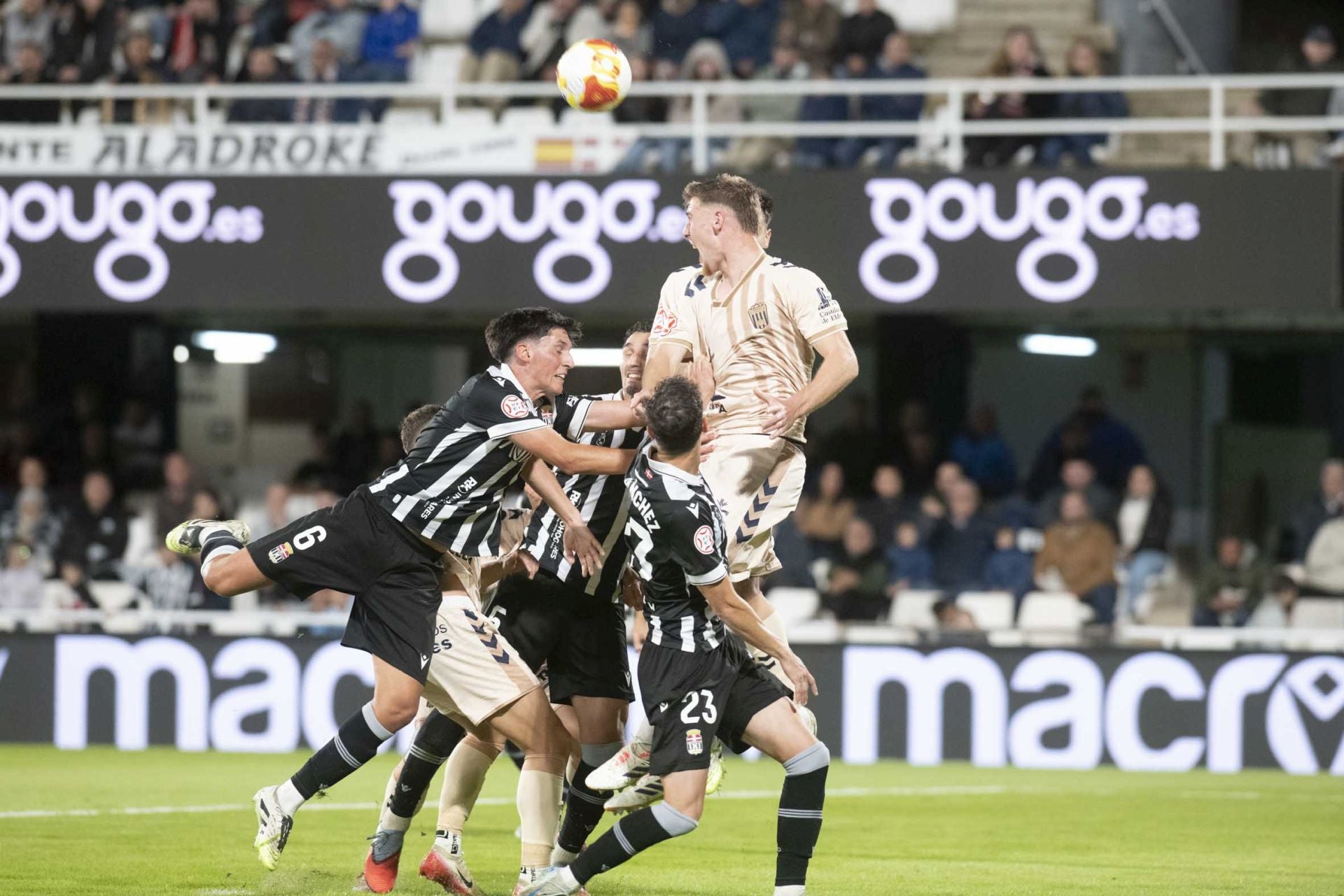 El FC Cartagena se queda con la miel en los labios, en imágenes