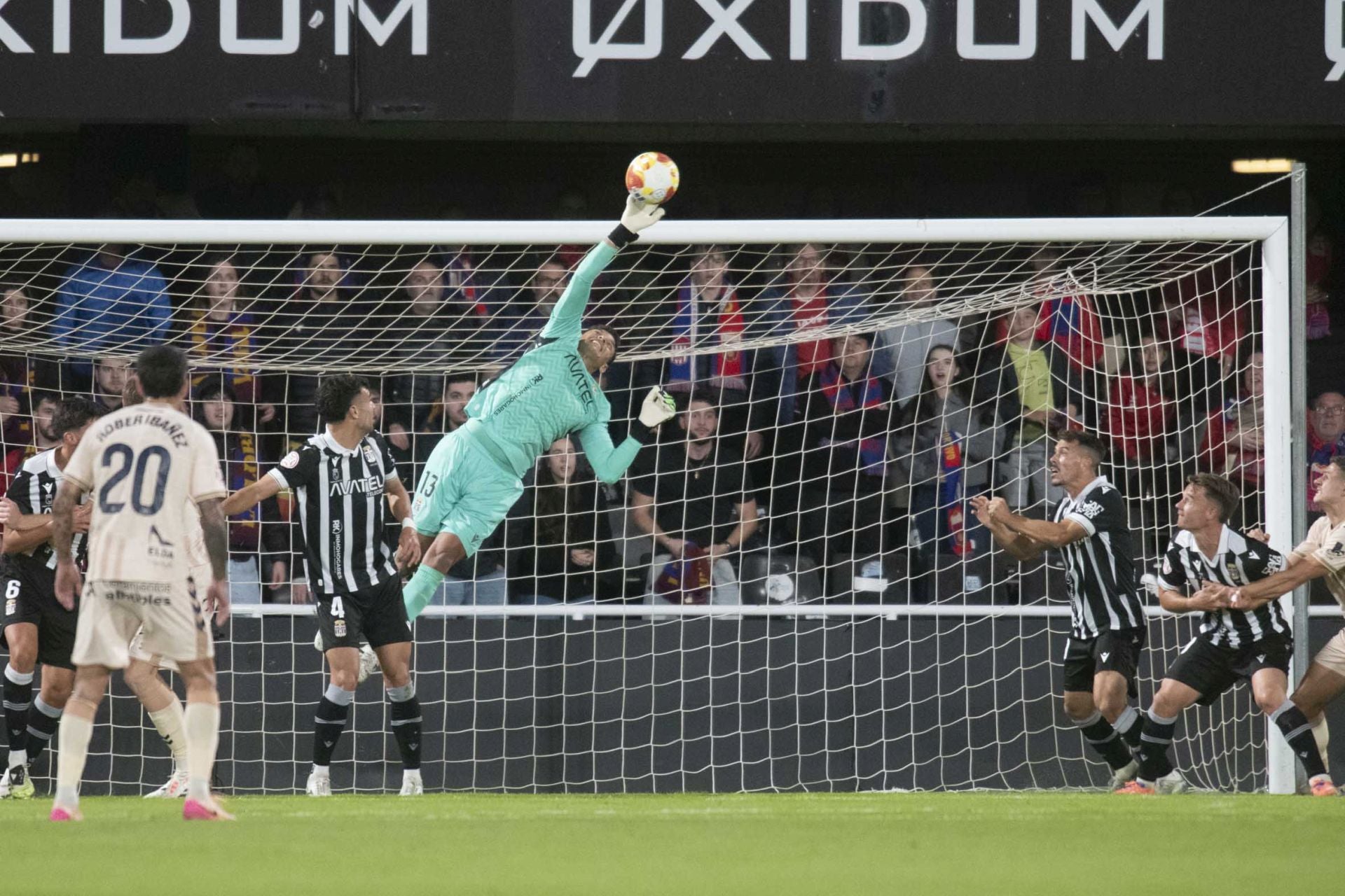 El FC Cartagena se queda con la miel en los labios, en imágenes