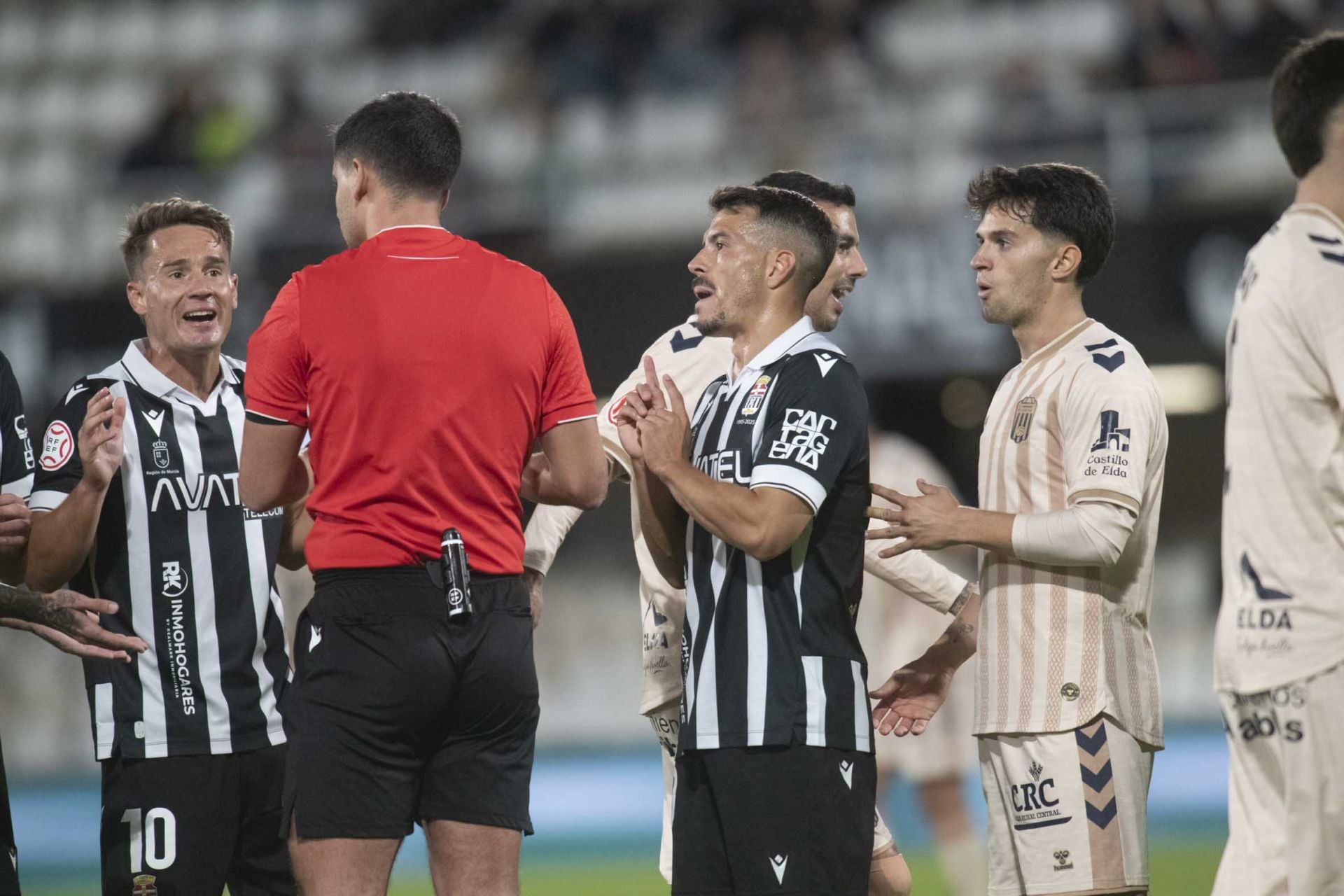 El FC Cartagena se queda con la miel en los labios, en imágenes