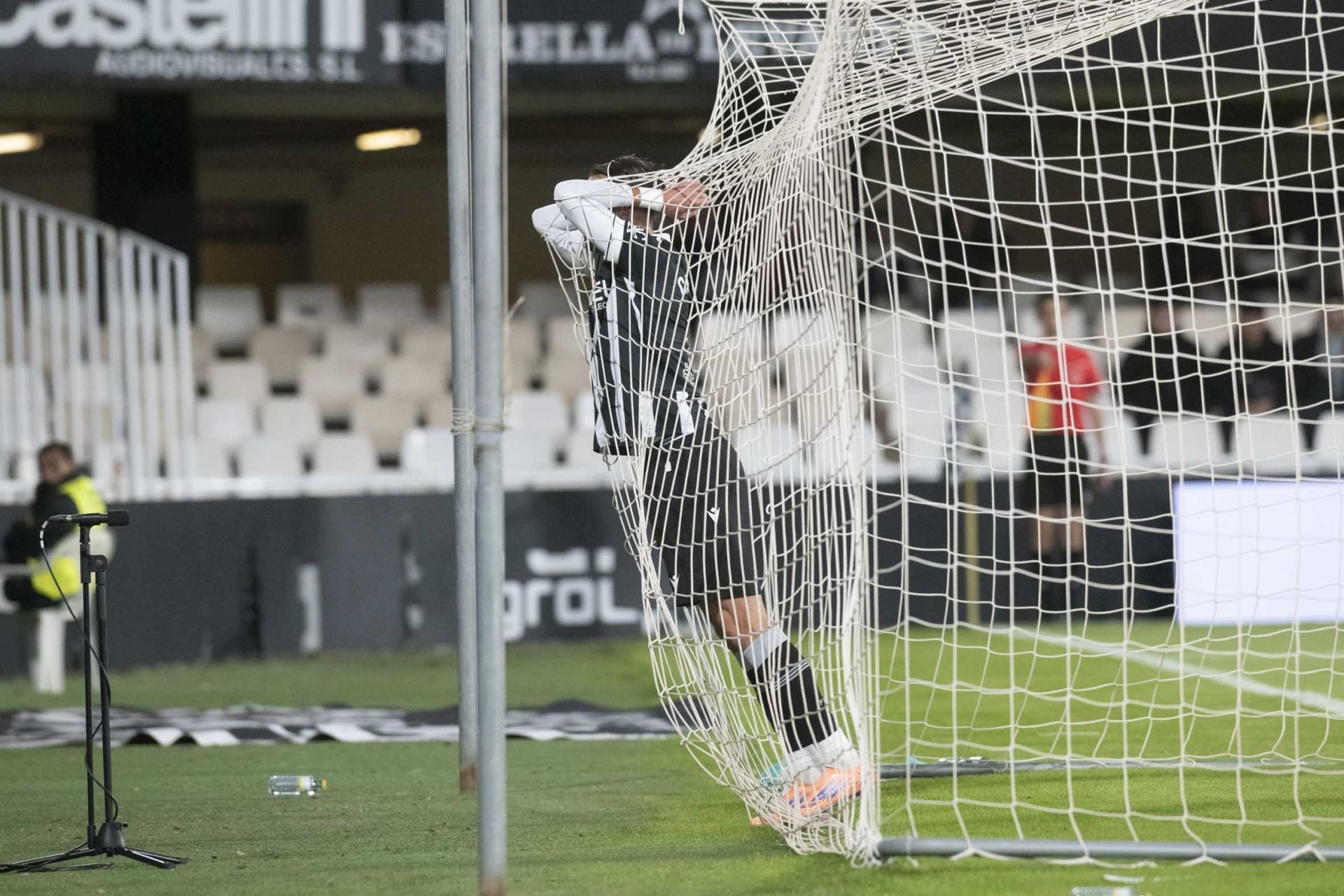 El FC Cartagena se queda con la miel en los labios, en imágenes
