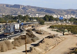 Trabajos para el tercer carril, la remodelación de enlaces y la reducción acústica en la autovía A-7 entre Orihuela y Crevillente.