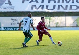 Cristo, jugador del Real Murcia, recibe el balón delante de Biabiany, del Antequera.