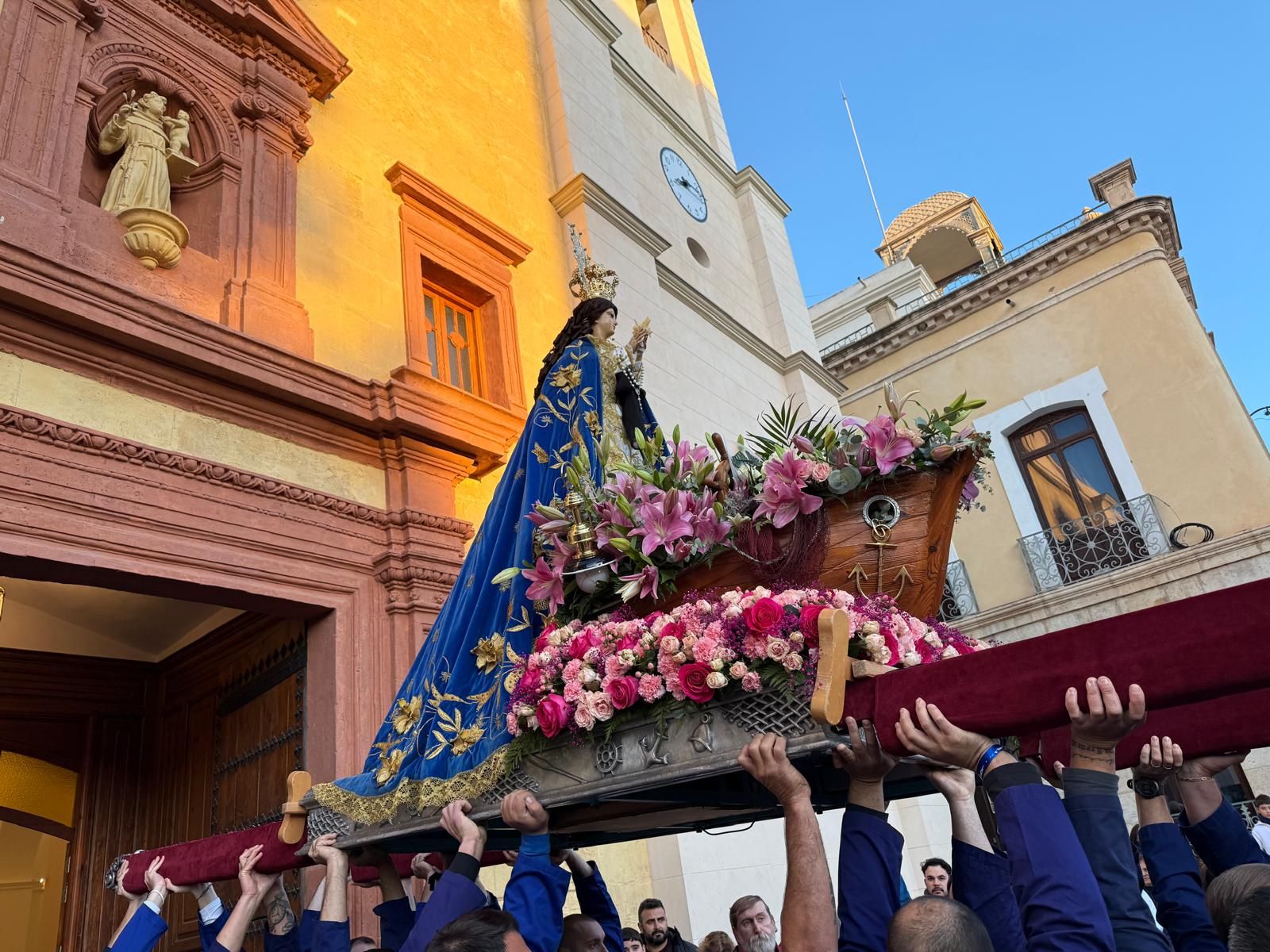 Miles de personas acompañan en romería a la Virgen de Bolnuevo en Mazarrón