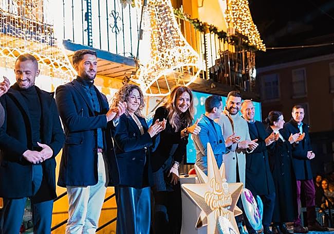 Patricia Fernández pulsó el simbólico botón que activó el encendido navideño.