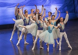 El Ballet de Kiev interpreta 'El lago de los cisnes' en una imagen de archivo.