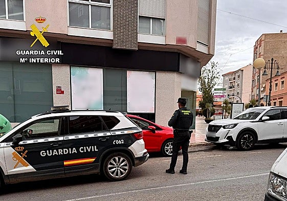 Un guardia Civil en la calle donde está la vivienda en la que se produjo el incendio.