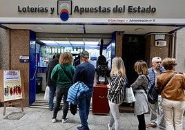 Un grupo de personas hacen cola en un despacho de loterías en Murcia, la pasada semana.