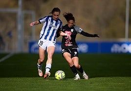 Astrid pugna con Arola en el partido de ayer.