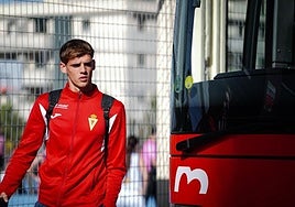 Jorge Sánchez, bajando del autobús grana en los exteriores de El Maulí, en Antequera.