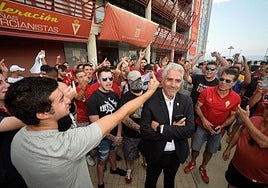 García de la Vega, en la plaza principal del Enrique Roca, increpado por algunos aficionados granas antes de la junta celebrada el 4 de septiembre de 2018.