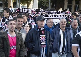 Hartazgo. Aficionados del Cartagena manifestándose contra Felipe Moreno y Paco Belmonte el pasado domingo.