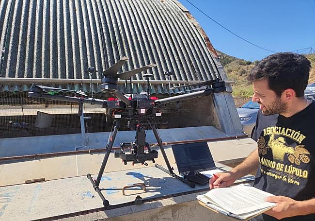 El investigador Alejandro Martínez con un dron empleado para observar la evolución de cultivos.
