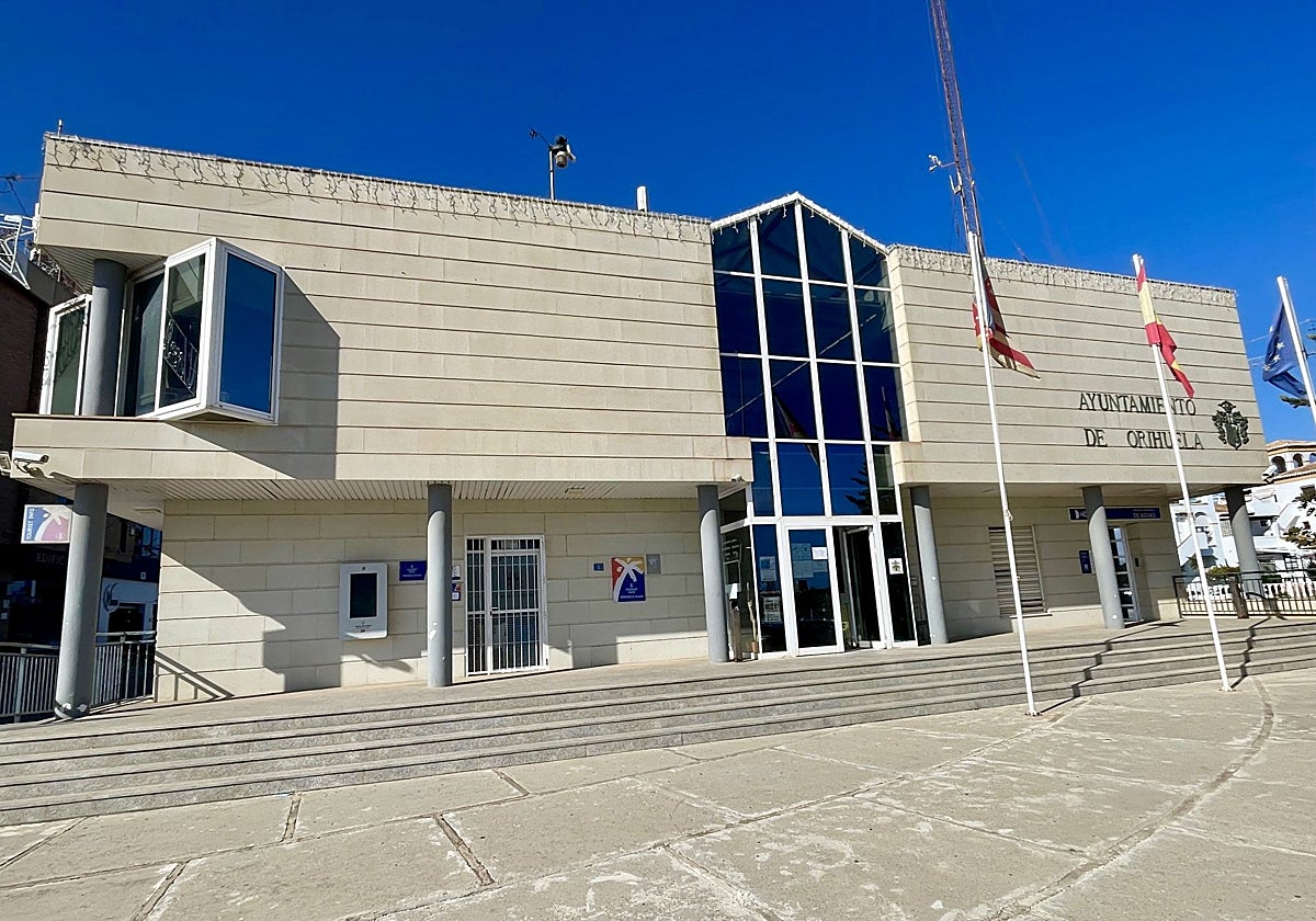 Puerta principal y exterior de la sede en la costa del Ayuntamiento de Orihuela.