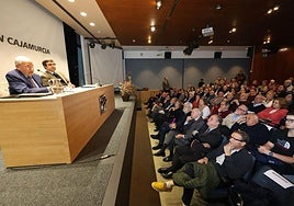 Alfonso Guerra, sentado junto a Germán Teruel, durante la conferencia de ayer en Murcia.