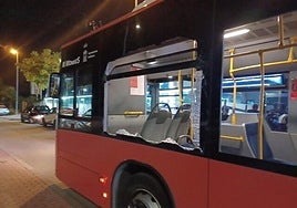 La ventana del autobús, rota, tras el accidente.