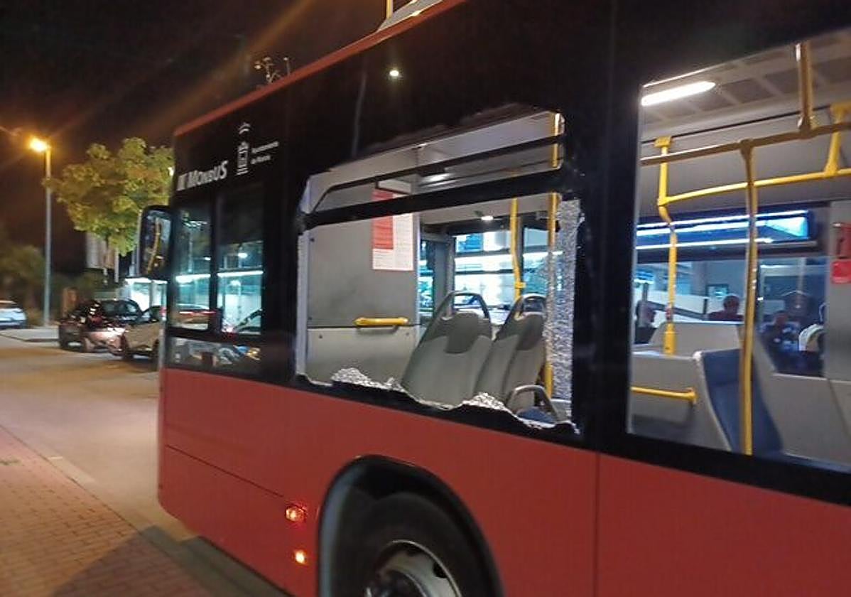 La ventana del autobús, rota, tras el accidente.