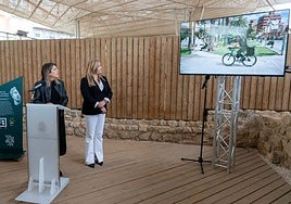 La alcaldesa de Cartagena, Noelia Arroyo, y la concejala de Turismo, Beatriz Sánchez del Álamo, este lunes, durante la presentación en el Foro Romano.