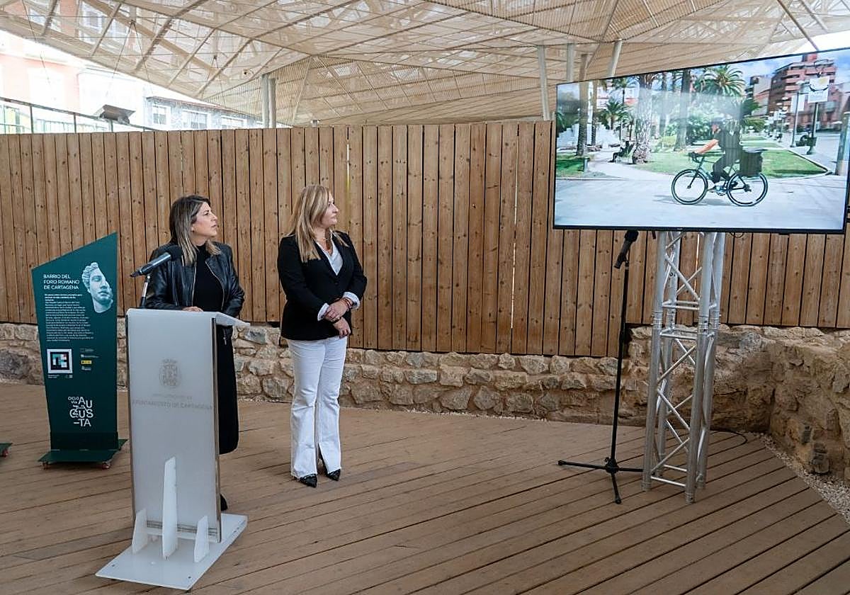 La alcaldesa de Cartagena, Noelia Arroyo, y la concejala de Turismo, Beatriz Sánchez del Álamo, este lunes, durante la presentación en el Foro Romano.