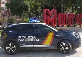 Un vehículo de la Policía Nacional en Murcia.