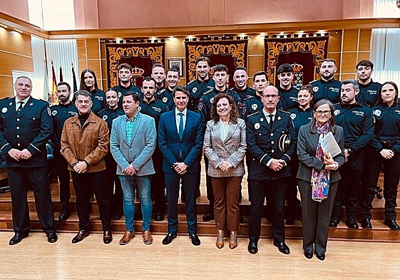 Los nuevos agentes, este lunes, en el Ayuntamiento, junto al alcalde y concejales.