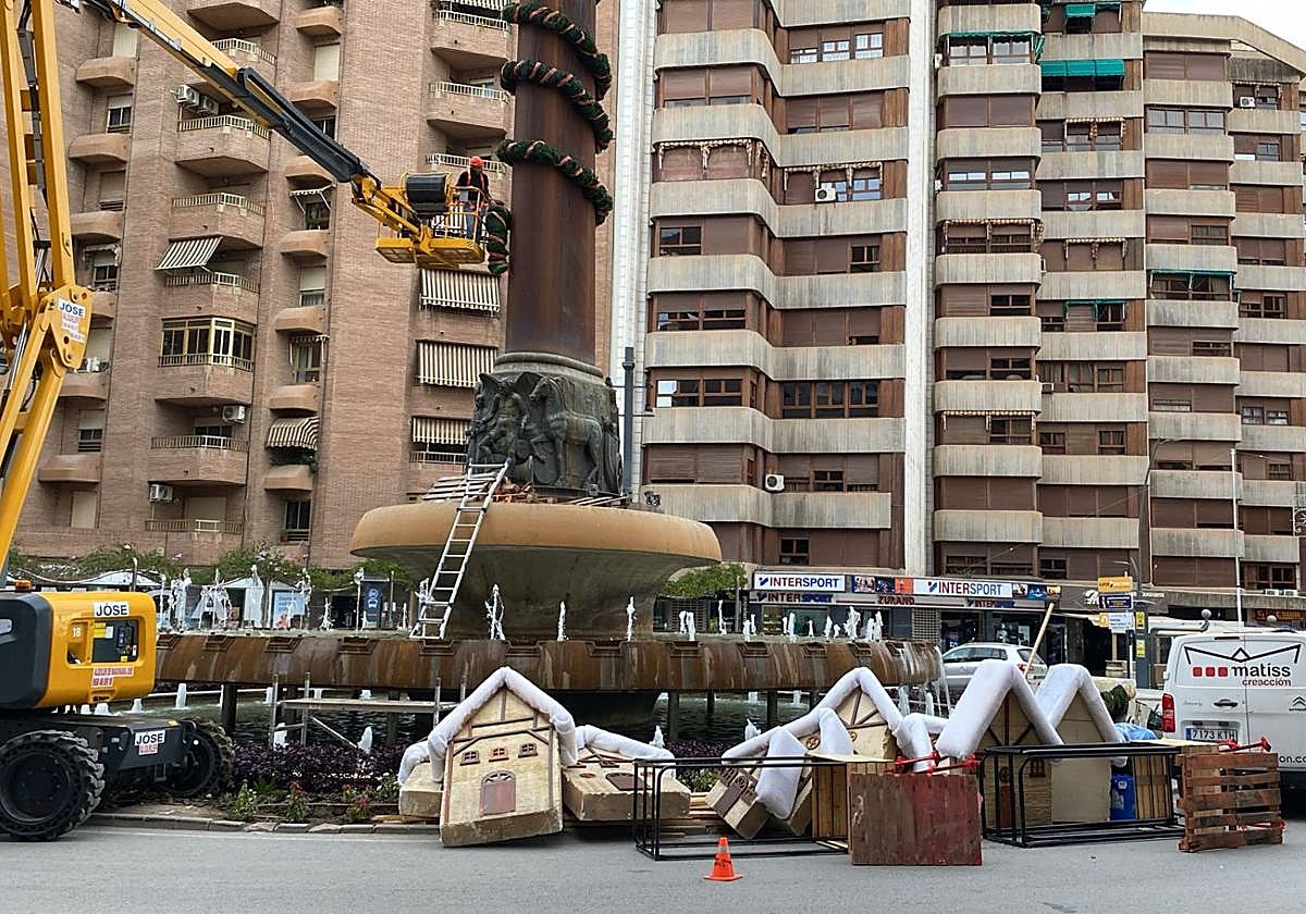 Montaje de la decoración navideña en el monumento al procesionista, en la plaza del Óvalo.