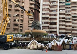Montaje de la decoración navideña en el monumento al procesionista, en la plaza del Óvalo.