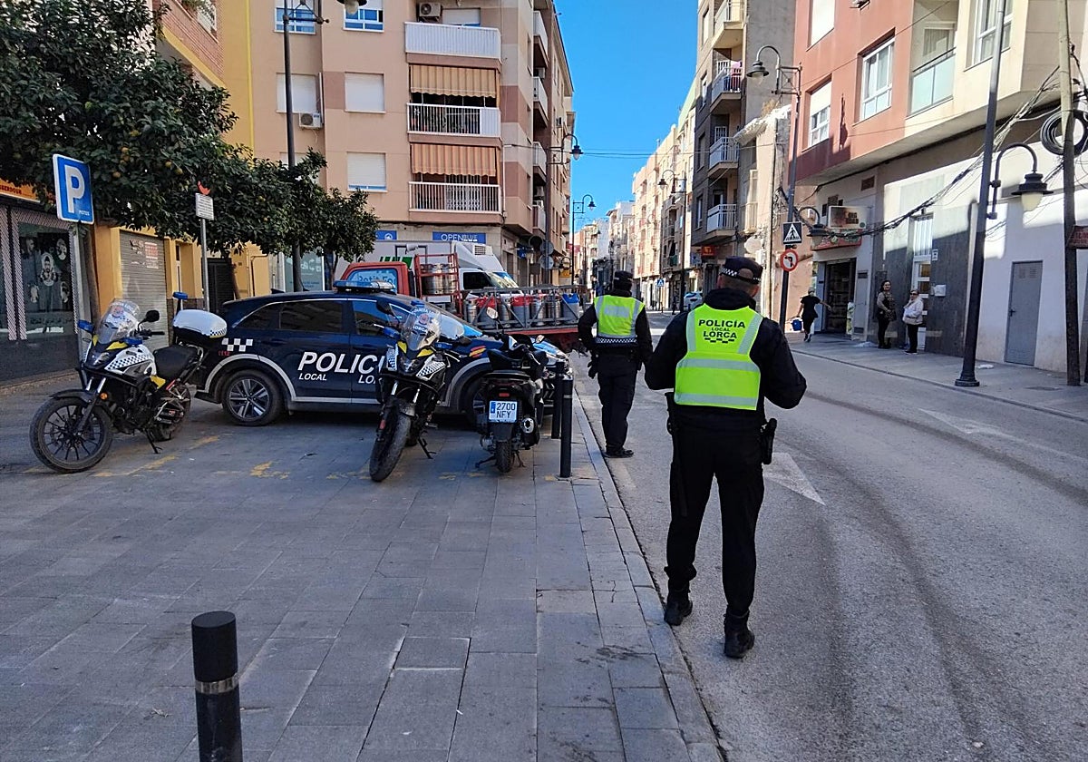 Agentes del operativo permanente de seguridad patrullan por la calle Ortega Melgares del barrio de San Cristóbal.