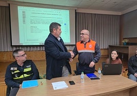 Fulgencio Perona presenta a Carlos Ramírez a la agrupación de Protección Civil en Murcia.