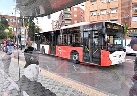 Un autobús en Murcia en una foto de archivo.