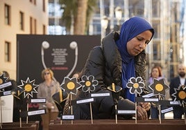 Flores negras en Cartagena por las víctimas de la violencia machista, en imágenes