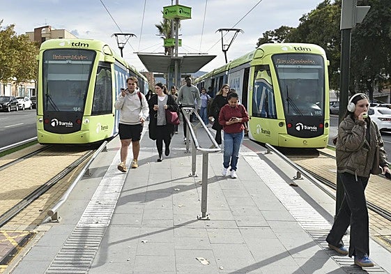 Varios usuarios se bajan del tranvía, ayer por la mañana, en Murcia.